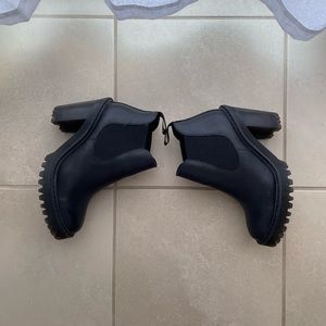 Dr Martens - HURSTON WOMEN'S LEATHER HEELED CHELSEA BOOTS